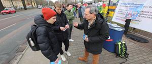 AfD Wahlkampfstand und Gegendemo in Potsdam. Die AfD baute vor dem Humboldt Gymnasium in Potsdam einen Wahlkampfstand auf.