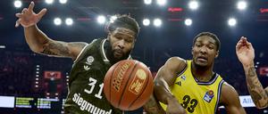 Albas David McCormack im Zweikampf mit Devin Booker vom FC Bayern.