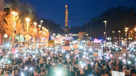 In einem Lichtermeer bewegten sich die Menschen bei der „Brandmauer“-Demonstration auf das Konrad-Adenauer-Haus in Berlin zu.
