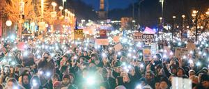 In einem Lichtermeer bewegten sich die Menschen bei der „Brandmauer“-Demonstration auf das Konrad-Adenauer-Haus in Berlin zu.