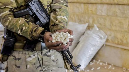 Ein Kämpfer der HTS-Miliz in einer Produktionsstätte für Captagon.