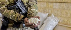 Ein Kämpfer der HTS-Miliz in einer Produktionsstätte für Captagon.