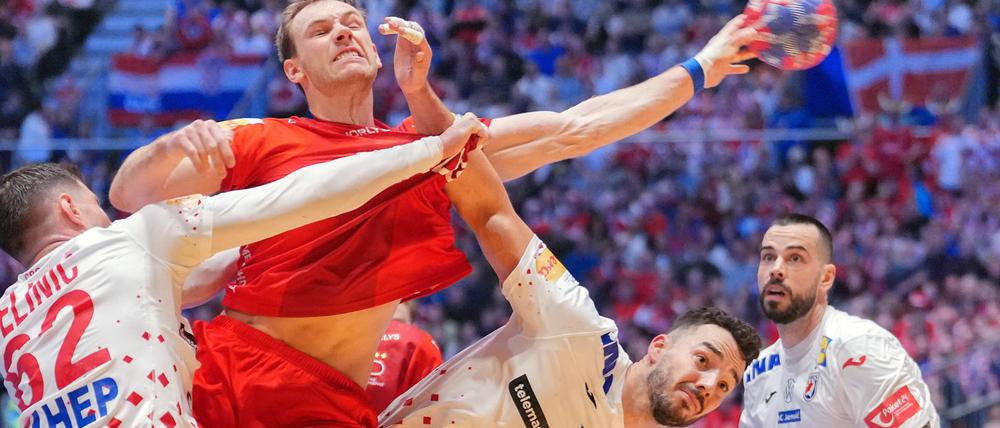 Dänemarks Mathias Gidsel versucht sich am Kreis durchzusetzen.