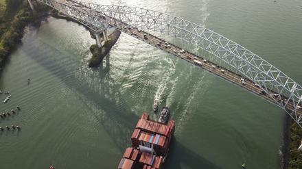 Ein Frachtschiff fährt unter der Las-Americas-Brücke durch im Panamakanal. 