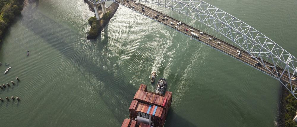 Ein Frachtschiff fährt unter der Las-Americas-Brücke durch im Panamakanal. 