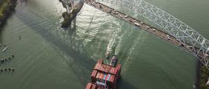 Ein Frachtschiff fährt unter der Las-Americas-Brücke durch im Panamakanal. 