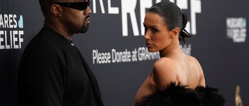Kanye West und Bianca Censori kommen zur 67. Grammy-Verleihung.