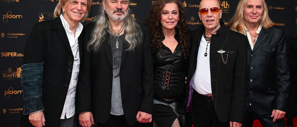 Auch Sängerin Julia Neigel und Ex-City-Frontmann Toni Krahl sind wieder mit dabei. (Archivbild).