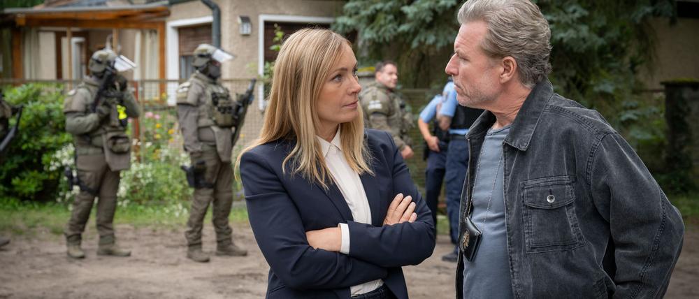 Judith Schrader (Nadja Uhl) und Jochen Montag (Dirk Borchardt) stehen vor dem Haus des Verdächtigten - Szene aus dem ZDF-Krimi „Die Jägerin - Gegen die Wut“.