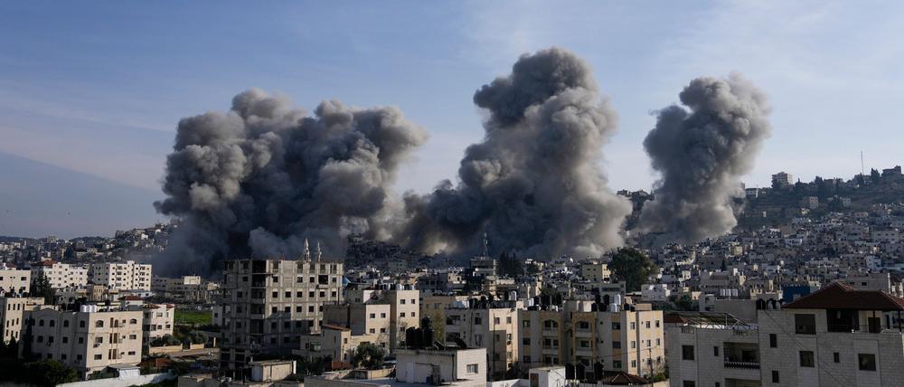 Israels Armee sprengte in der Stadt Dschenin Gebäude in die Luft, die von militanten Palästinensern genutzt worden sein sollen.