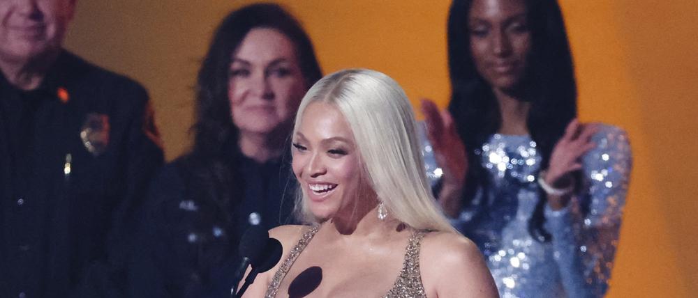 Beyoncé mit dem Grammy für das beste Album.