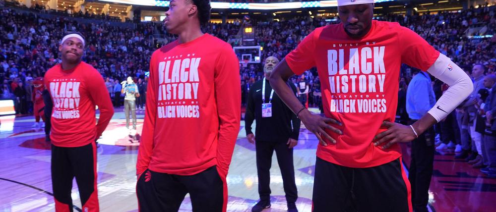 Als die Hymne abgespielt wurde, buhten die Fans der Toronto Raptors.