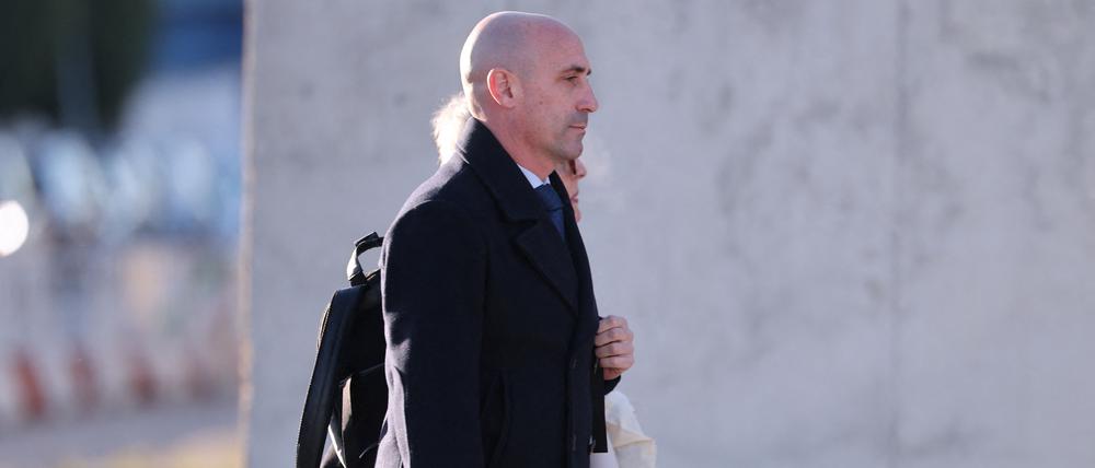 Luis Rubiales steht heute als Angeklagter vor Gericht.