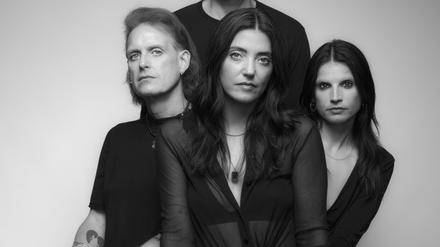 Die US-Musikerin Sharon Van Etten (vorn) und ihre Band The Attachment Theory. 