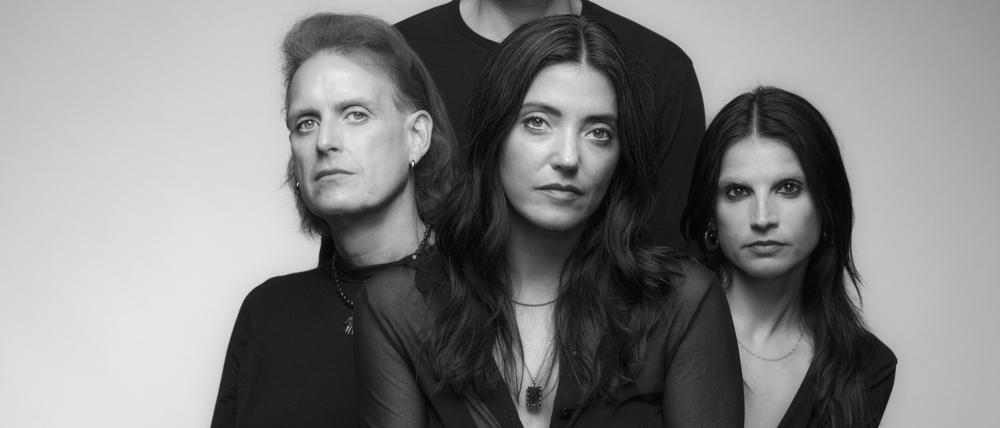 Die US-Musikerin Sharon Van Etten (vorn) und ihre Band The Attachment Theory.