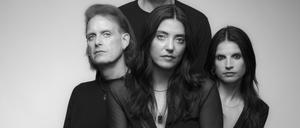 Die US-Musikerin Sharon Van Etten und ihre Band. 