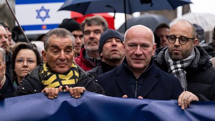 Mehrere hundert Menschen nehmen an einer Demonstration unter dem Motto Nie wieder ist Jetzt gegen Antisemitismus und Israel-Hass teil.  