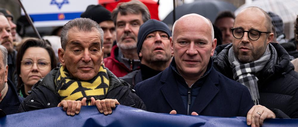 Mehrere hundert Menschen nehmen an einer Demonstration unter dem Motto Nie wieder ist Jetzt gegen Antisemitismus und Israel-Hass teil.  