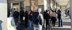 Die Warteschlange vor der Büregrservice-Außenstelle in der Wilhelmgalerie vor der Öffnung geht auch gerne ums Eck.