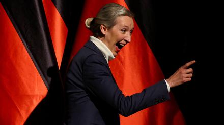 Alice Weidel zeigt, wo es mit ihr langgeht: nach rechts.  