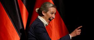 Alice Weidel zeigt, wo es mit ihr langgeht: nach rechts.  