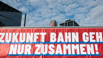 „Zukunft Bahn geht nur zusammen“ steht auf der Seite eines LKWs. Die Eisenbahn- und Verkehrsgewerkschaft (EVG) hatte zu einer Kundgebung vor dem Berliner Hauptbahnhof aufgerufen.