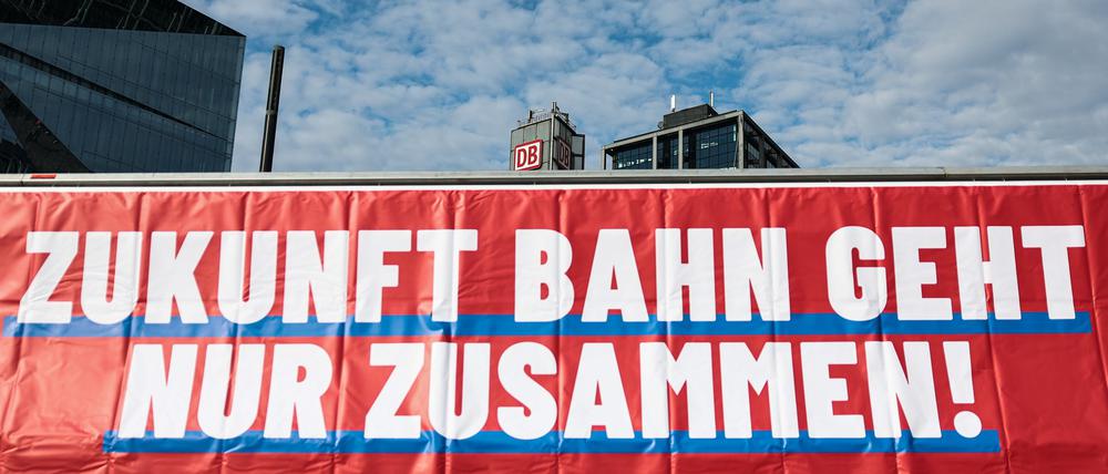 „Zukunft Bahn geht nur zusammen“ steht auf der Seite eines LKWs. Die Eisenbahn- und Verkehrsgewerkschaft (EVG) hatte zu einer Kundgebung vor dem Berliner Hauptbahnhof aufgerufen.