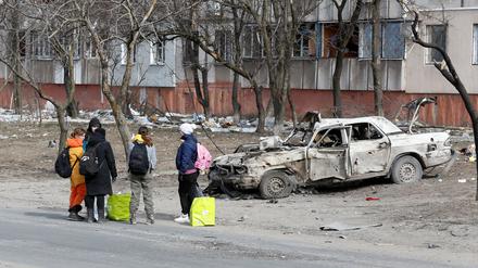 Menschen bereiten sich im März 2022 auf die gefährliche Flucht aus Mariupol vor. Heute kehren einige der Vertriebenen zurück – trotz russischer Besetzung.