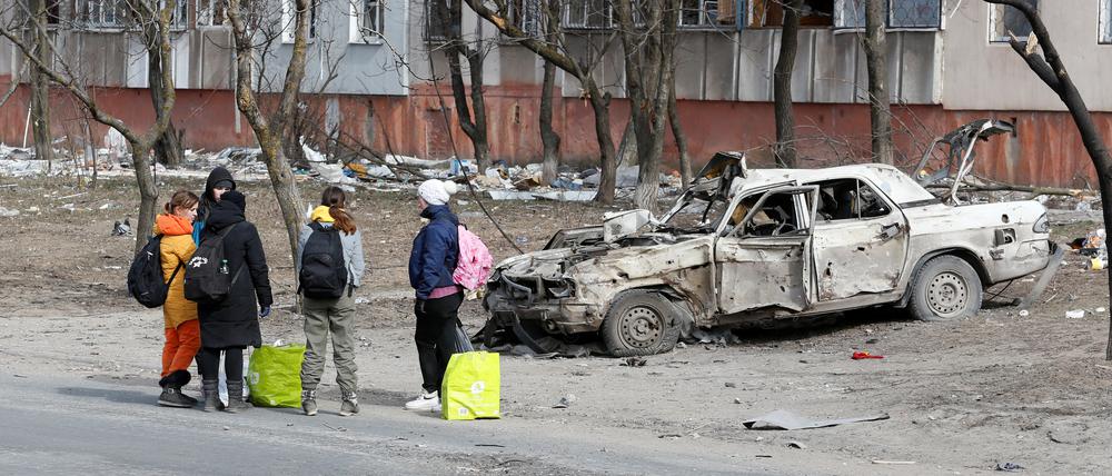 Menschen bereiten sich im März 2022 auf die gefährliche Flucht aus Mariupol vor. Heute kehren einige der Vertriebenen zurück – trotz russischer Besetzung.