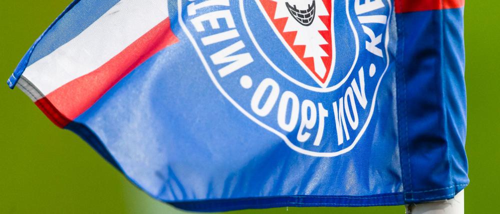 Ein Nachwuchsspieler von Holstein Kiel soll in Rostock rassistisch beleidigt worden sein.