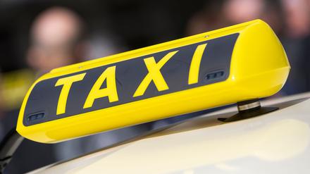  Ein Taxifahrer steht im Verdacht, einen Fahrgast beraubt zu haben. (Illustration) 