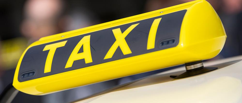 Ein Taxifahrer steht im Verdacht, einen Fahrgast beraubt zu haben. (Illustration)