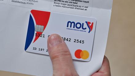 Mit der Bezahlkarte für Asylbewerber wird der monatlich verfügbare Bargeldbetrag für Flüchtlinge auf 50 Euro begrenzt. Initiativen wollen das aber mit Tauschaktionen umgehen. (Archivbild) 