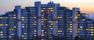 Hochhäuser im Wohnpark Bensberg, Bergisch-Gladbach, 18 stöckige Wohnsiedlung mit über 900 Wohnungen auf 7 Gebäudekomplexe verteilt, Abenddämmerung, beleuchtete Fenster, NRW, Deutschland Hochhaussiedlung *** High-rise buildings in the Bensberg residential park, Bergisch Gladbach, 18-storey housing estate with over 900 apartments spread over 7 building complexes, dusk, illuminated windows, NRW, Germany High-rise housing estate