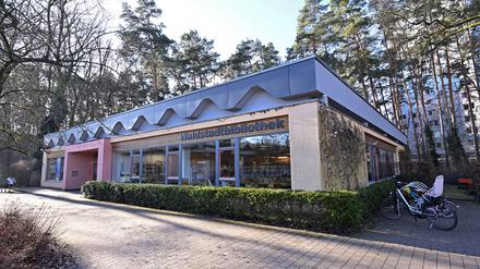 Die Zweigbibliothek in der Waldstadt wird 2025 40 Jahre alt. Gefeiert wird am 15. März mit einem Familienprogramm und am 9. April mit einer Lesung mit André Kubiczek.