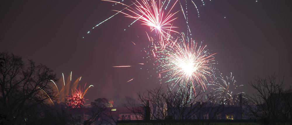 Silvester Menschen begrüßen am 1. Januar 2025 mit Feuerwerk in Berlin Adlershof das neue Jahr.