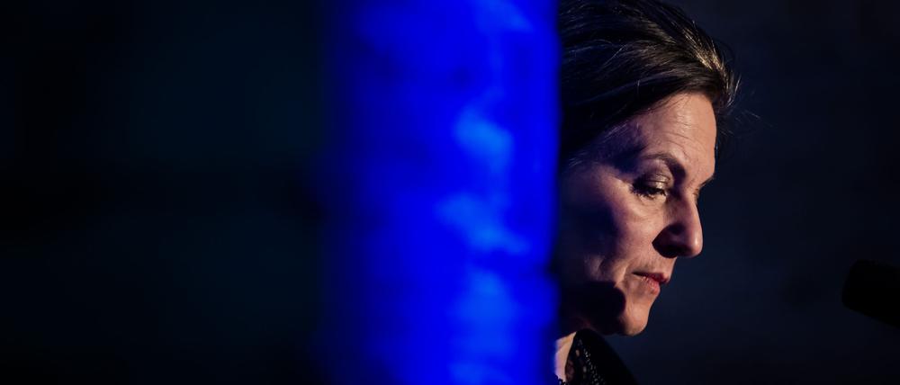 Schauspielerin Martina Gedeck liest in einem Bunker.