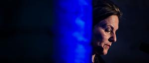 Schauspielerin Martina Gedeck liest in einem Bunker.