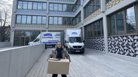 Anna-Lindh-Schulleiter Mathias Hörold während des Umzugs am Montag. Der Telefonanschluss und ein Teil der Außenanlage fehlen noch.