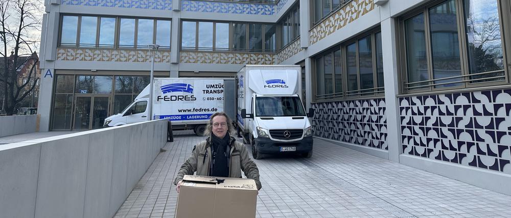 Anna-Lindh-Schulleiter Mathias Hörold während des Umzugs am Montag. Der Telefonanschluss und ein Teil der Außenanlage fehlen noch.