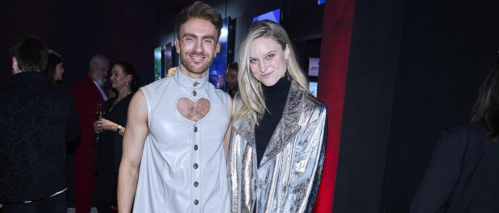 Felix Nieder und Kim Hnizdo bei der „New Faces Party“ in der P61 Gallery in Berlin.