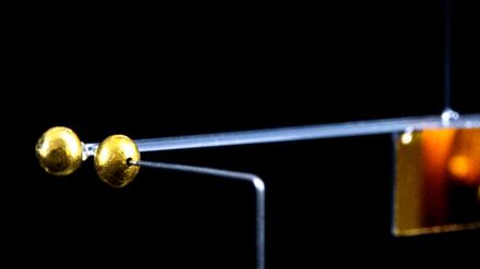 Gemessen wurde die Mikro-Gravitation mit zwei Goldkügelchen mit einer Masse von jeweils rund 90 Milligramm. 