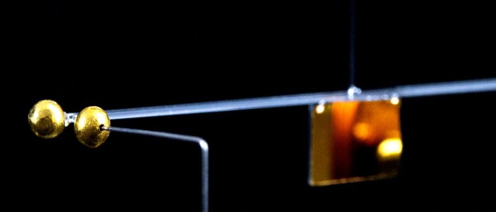 Gemessen wurde die Mikro-Gravitation mit zwei Goldkügelchen mit einer Masse von jeweils rund 90 Milligramm.