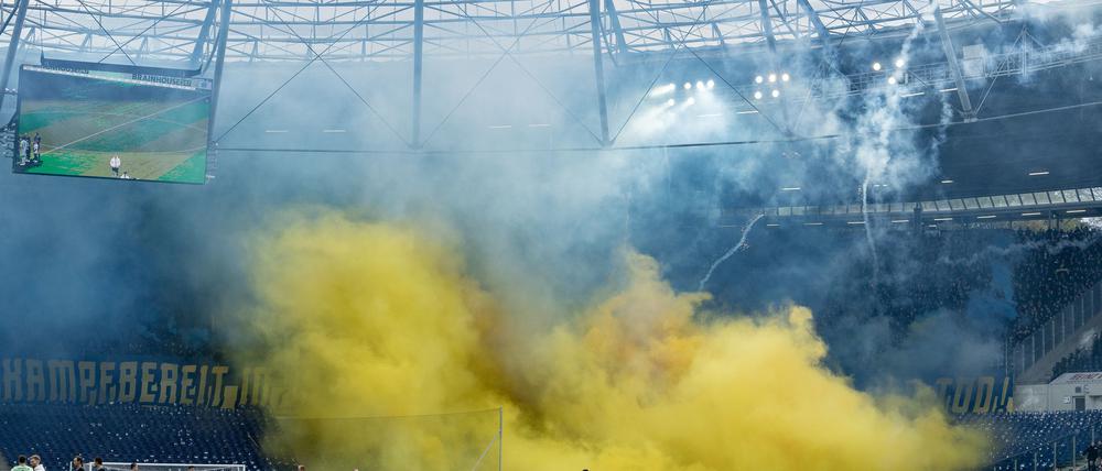 Fans von Eintracht Braunschweig beim Spiel in Hannover im November 2023.