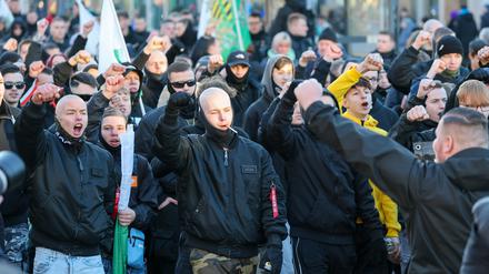 Teilnehmer einer Demonstration der rechtsextremen Kleinstpartei „Freie Sachsen“ demonstrieren zum Start in das Jahr als Europäische Kulturhauptstadt in Chemnitz. (Archivbild)