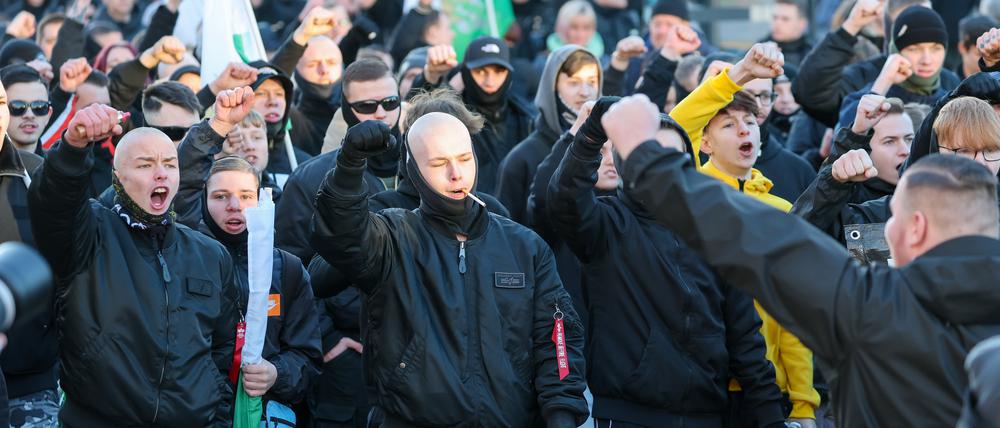 Teilnehmer einer Demonstration der rechtsextremen Kleinstpartei „Freie Sachsen“ demonstrieren zum Start in das Jahr als Europäische Kulturhauptstadt in Chemnitz. (Archivbild)