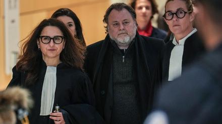 Regisseur Christophe Ruggia wurde zu vier Jahren Haft verurteilt. Das Gericht setzte zwei Jahre der Strafe auf Bewährung aus, die restliche Zeit darf Ruggia unter elektronischer Überwachung zu Hause verbringen.