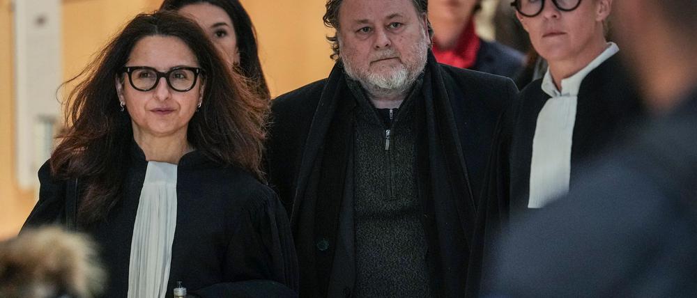 Regisseur Christophe Ruggia wurde zu vier Jahren Haft verurteilt. Das Gericht setzte zwei Jahre der Strafe auf Bewährung aus, die restliche Zeit darf Ruggia unter elektronischer Überwachung zu Hause verbringen.