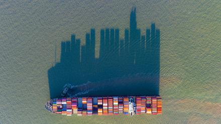 Ein vollbeladenes Containerschiff. (Symbolbild)