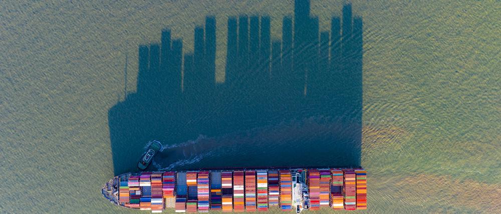 Ein vollbeladenes Containerschiff. (Symbolbild)